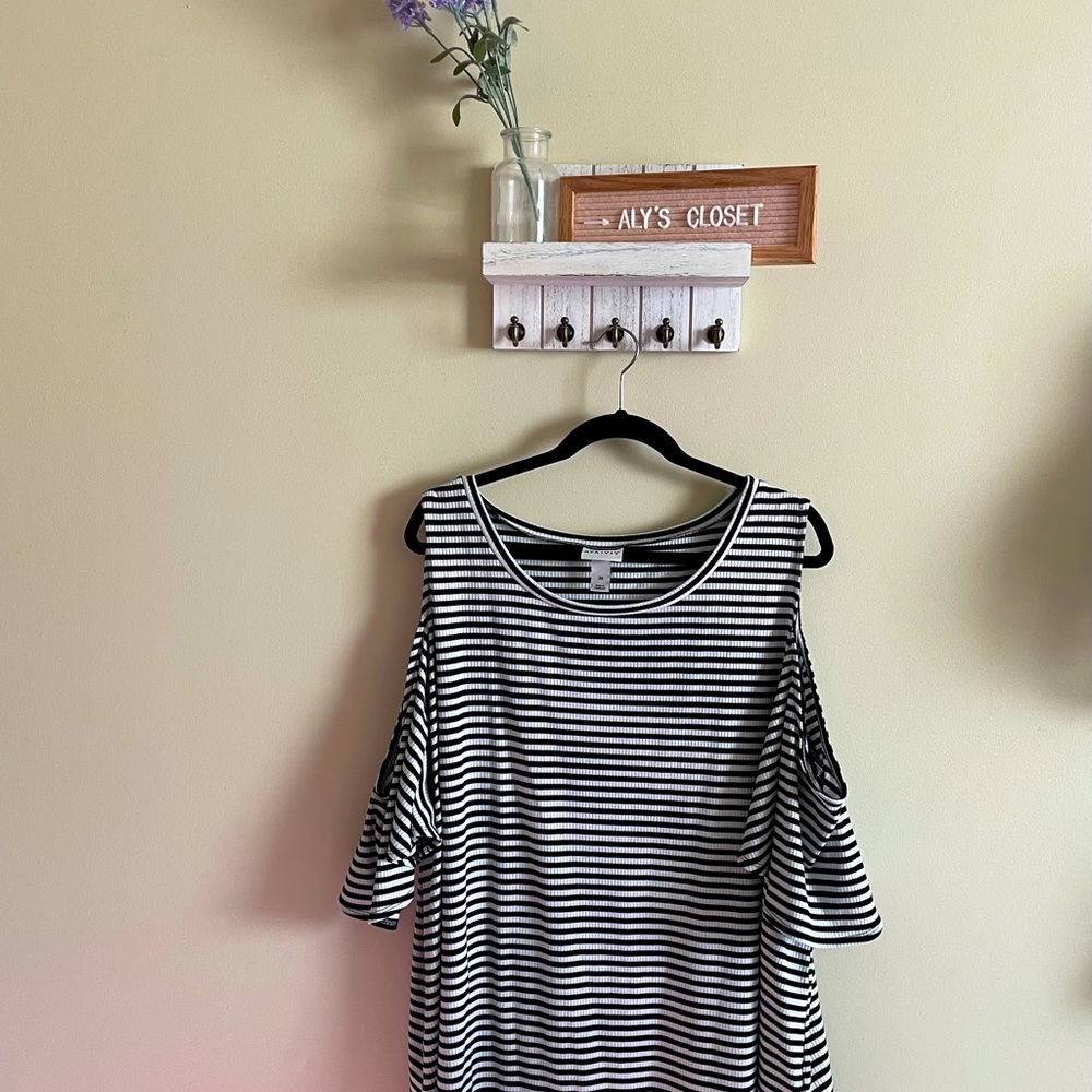 ⭐️B1G1FREE⭐️ Black and white cold shoulder shirt 🖤